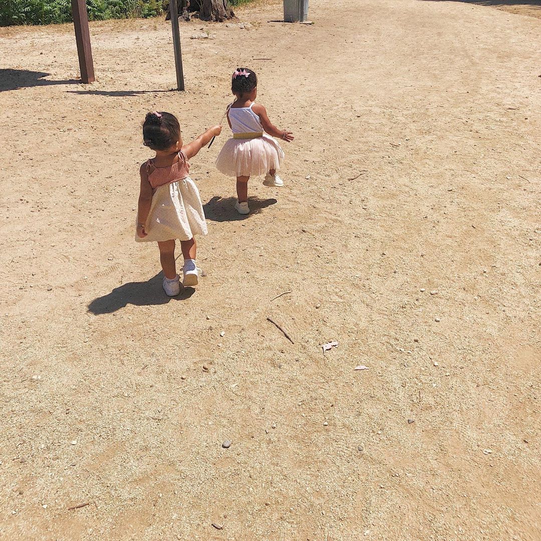 Леди в черном: Кайли Дженнер вышла в свет в откровенном образе total black